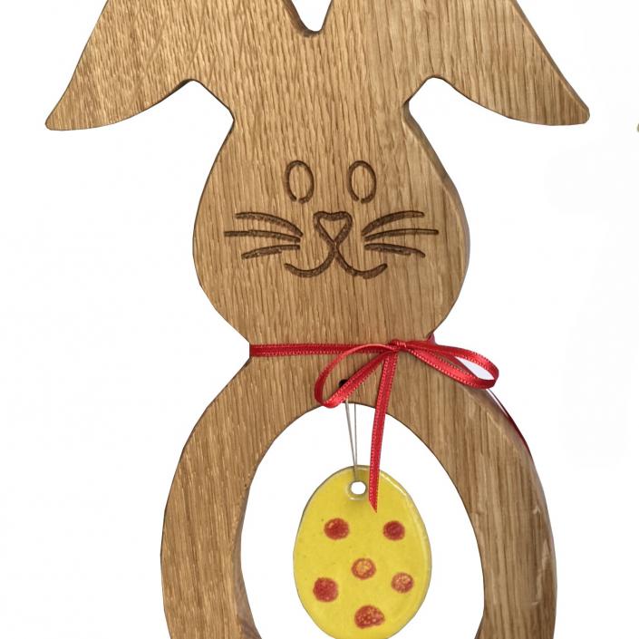 Osterhase mit gelbem Keramikei und roten Punkten--werky