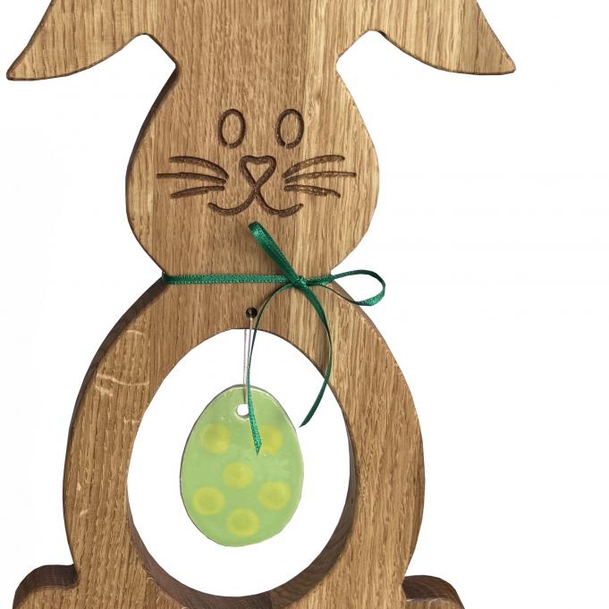 Osterhase mit grünem Keramikei und gelben Punkten--werky