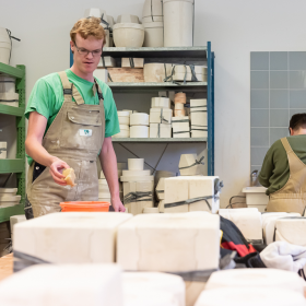 Keramik-Hase sitzend-Pommerscher Diakonieverein-werky